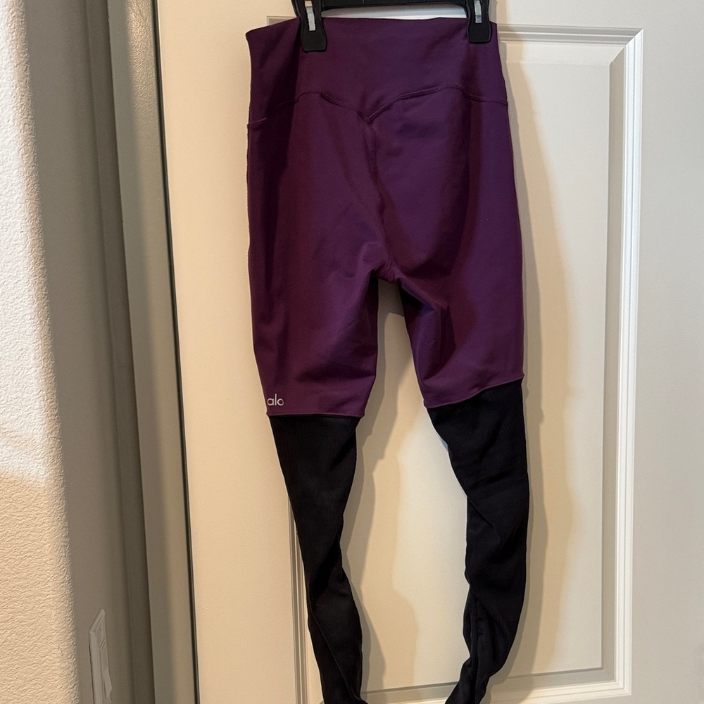 ALO Yoga Women's Leggings in Purple and Black